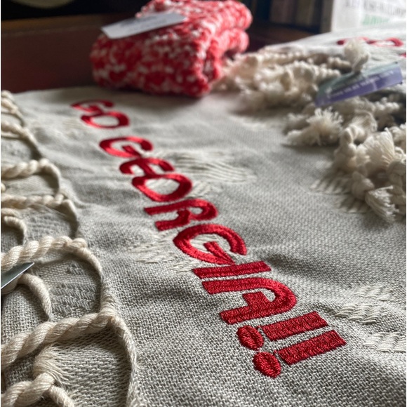 Paw Picnic Blanket Bulldogs 2 Embroideries Per Each - Picture 5 of 11